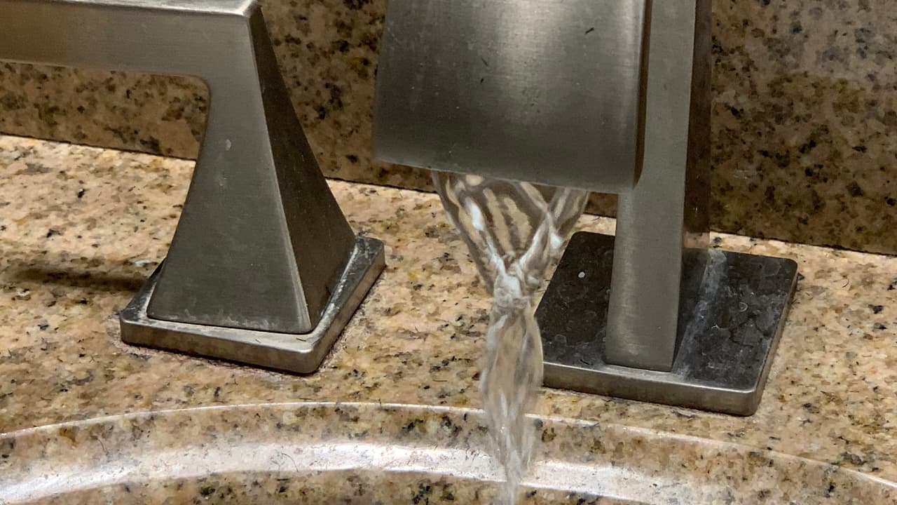 En los negocios pueden recomendarte el aislamiento apropiado para las tuberías que están fuera de tu hogar.