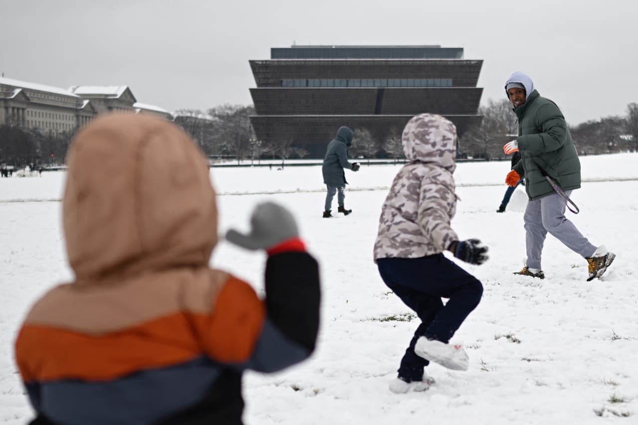 Otros chicos prefirieron lanzarse bolas de nieve.