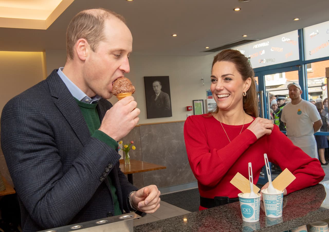 Según una crónica del sitio 
<b><a href="https://www.walesonline.co.uk/news/local-news/emotional-moment-kate-middleton-met-17689328" target="_blank">Wales on Line</a></b>, los maestros estaban afuera de la heladería y pasaron una nota al equipo de seguridad de la duquesa para informarle que estaban esperándola. Tan pronto salió del local, 
<b><a href="https://www.univision.com/famosos/cuarto-hijo-para-kate-middleton-y-el-principe-william-la-duquesa-despeja-las-dudas-fotos" target="_blank">la madre de tres</a></b> (George, Charlotte y Louis) se reunió con ellos.
<br>