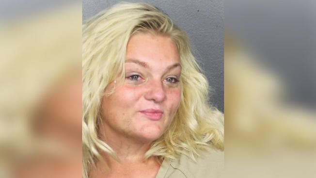 Arrestan a una mujer acusada de torturar a cuatro cachorros agitándolos dentro de una mochila