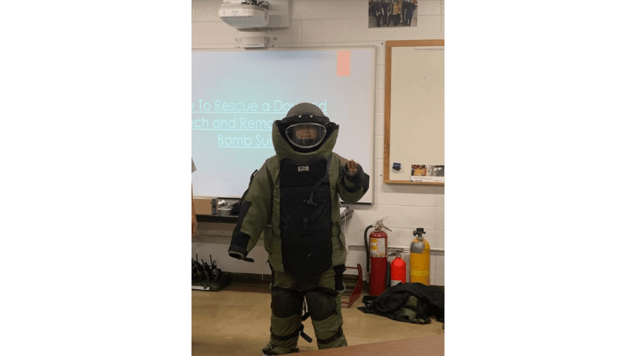 Departamento de Bomberos de Waukegan entrenan a estudiantes de secundaria.