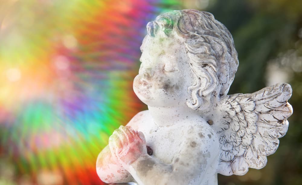 Cupido puede ser el hijo de Venus, la diosa del amor, y depende del mito que leas, de Mercurio, el mensajero alado de los dioses, o de Marte / Júpiter, el dios de la guerra. Por eso en algunas representaciones se le ve con armadura, no sólo en honor de su padre sino también del supuesto paralelismo sobre la batalla constante de encontrar el amor.