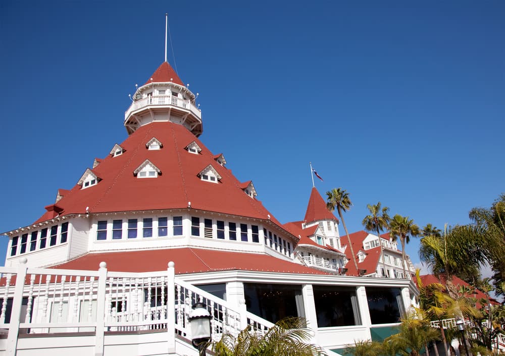 Este es el Hotel del Coronado, un exclusivo resort de lujo ubicado en la pequeña isla de Coronado, en California, en el condado de San Diego.