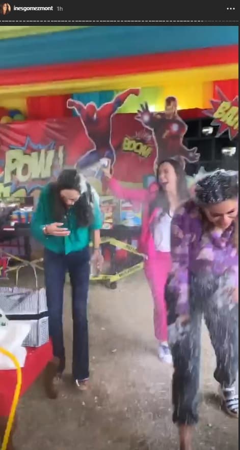 La presentadora de Pequeños Gigantes se encontraba platicando con una amiga (de blusa verde), cuando Inés Gómez Mont llegó con un bote de espuma a atacarlas.