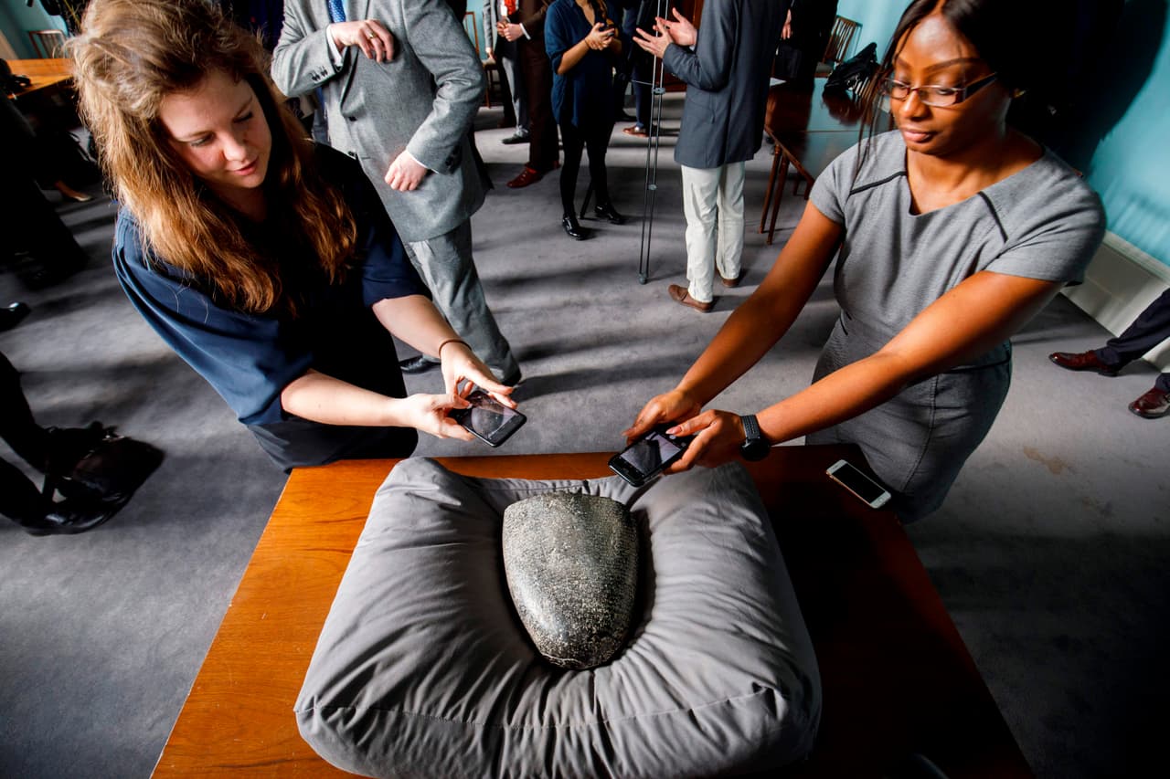 Este ‘kudurru’, como se denomina este tipo de piezas, es una tabla de piedra ceremonial que registra el otorgamiento legal de tierras por parte del rey de Babilonia Nabucodonosor I a cambio de un servicio distinguido, según dijo Jonathan Taylor, curador del Museo Británico.