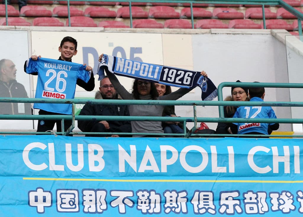 Cerca del túnel, comenzó a buscar al pequeño hasta que lo encontró, se quitó la camiseta y la entregó. Antes de agradecer, el niño le dijo: ‘Siento mucho lo que pasó’. Koulibaly se quedó sin palabras.