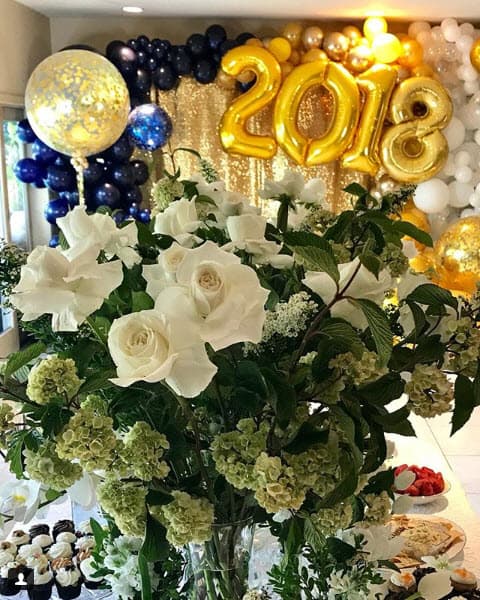 El pasado 27 de mayo le organizó una pequeña fiesta para su hijo y sus amigos, así fue como iniciaron los festejos de la graduación.