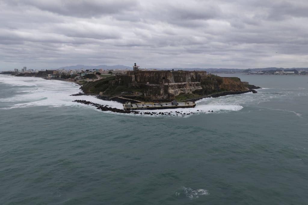 La Guardia Costera agregó que junto al Departamento de Recursos Naturales y Ambientales de Puerto Rico y el dueño de la barcaza Defiant coordinan la respuesta.