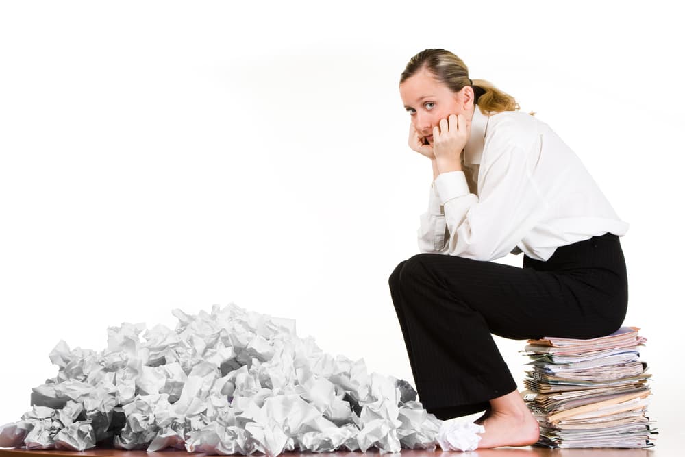 Una casa sobrecargada de esos trastos causa ansiedad a quienes viven en ella. Esos espacios repletos de muebles donde apenas se puede dar un paso sin darse un golpe en la pierna, armarios llenos de ropas que no se usan, papeles viejos guardados en cajas que ya no sirven para nada…