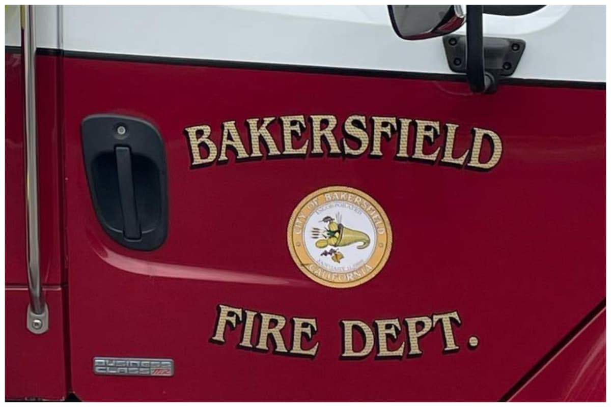 Al lugar del accidente llegó el Departamento de Bomberos para atender a los dos pasajeros.