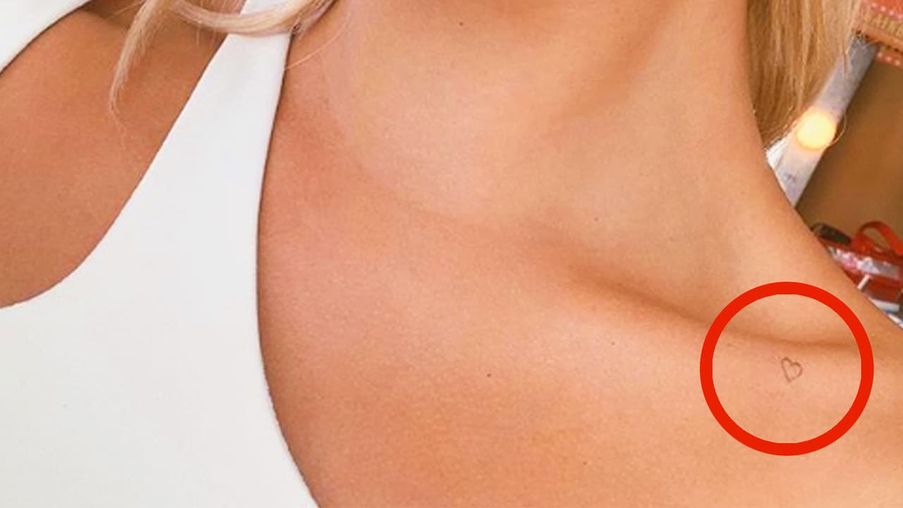 De acuerdo a 
<b><a href="https://www.dailymail.co.uk/tvshowbiz/article-7278447/Hailey-Baldwin-says-tiny-heart-tattoo-favorite.html" target="_blank">Daily Mail,</a></b> este pequeño corazón
<b> </b>fue tatuado en abril de 2018 por el famoso creador de miniaturas, 
<b><a href="https://www.instagram.com/jonboytattoo/?hl=es-la" target="_blank">Jon Boy</a></b>, que al parecer, es el autor de varios de los tatuajes que tiene Hailey.