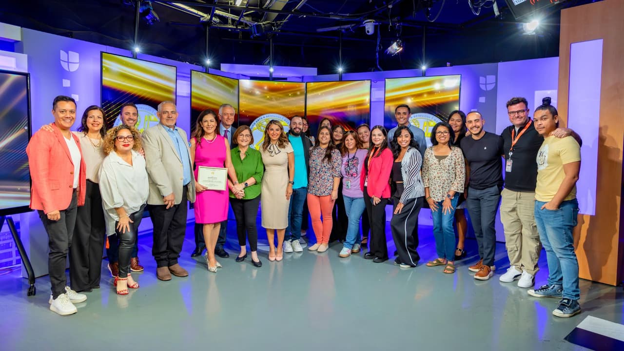 Ana María Vargas y Ángel Pedrero celebran junto al equipo de Noticias 23 DFW su reconocimiento Silver Circle Emmy.