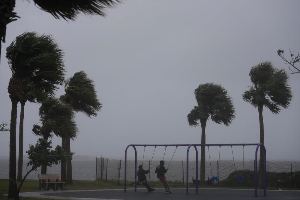 El huracán Nicole llegó a Florida como categoría 1 la madrugada de este jueves como se tenía previsto.
<br>
