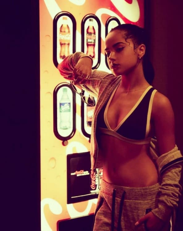 Y se nota que Becky está muy preocupada por mantener una figura muy atlética.