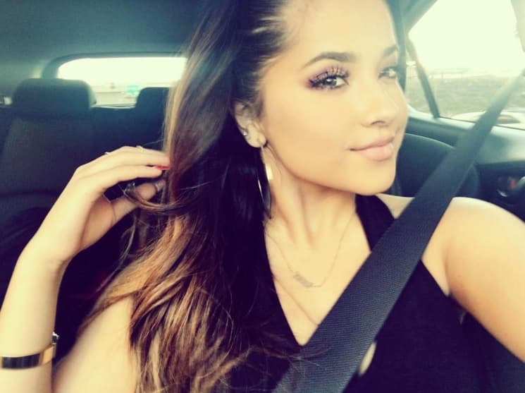 ¿Espejito, espejito?... Ella prefiere usar la cámara de su teléfono para constatar que luce bien.