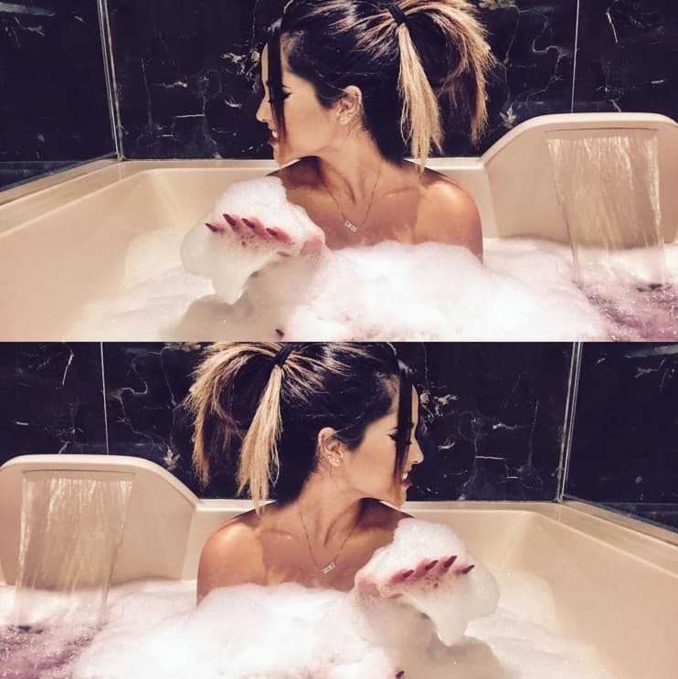 Becky es tan graciosa que hasta en el baño se divierte.