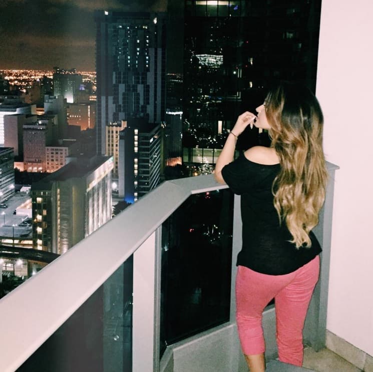 Así sea en un día normal, Becky G regala una pose a sus seguidores.