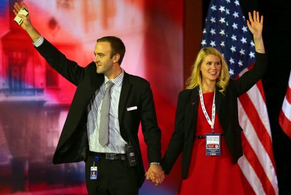 Simpatizantes del partido Republicano se tomaban fotos en el escenario donde esta noche hablará Romney.