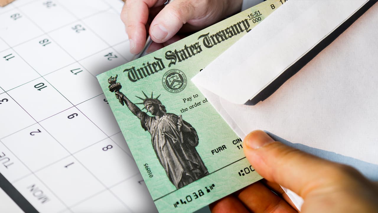 La vocera de la Junta Estatal de Impuestos confirmó que estos
<b><a href="https://www.univision.com/local/los-angeles-kmex/segundo-estimulo-dorado-california-fotos">pagos</a> están siendo procesados</b>, por lo que pronto los californianos elegibles podrán ver ingresos adicionales en sus cuentas bancarias.
<br>Aquellos que reciben sus pagos por correo, recibirán el c
<b><a href="https://www.univision.com/local/fresno-kftv/californianos-reciben-hasta-1-100-por-segundo-estimulo-estatal-estas-son-las-fechas-de-pago-video">heque a partir de octubre.</a></b>