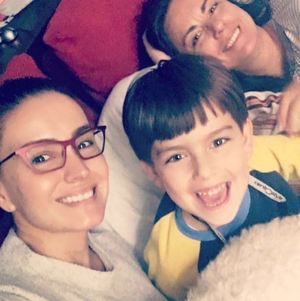 La actriz Alejandra Barros luce guapísima a pesar de no traer gota de maquillaje y unos anteojos que le van perfectos a su rostro.