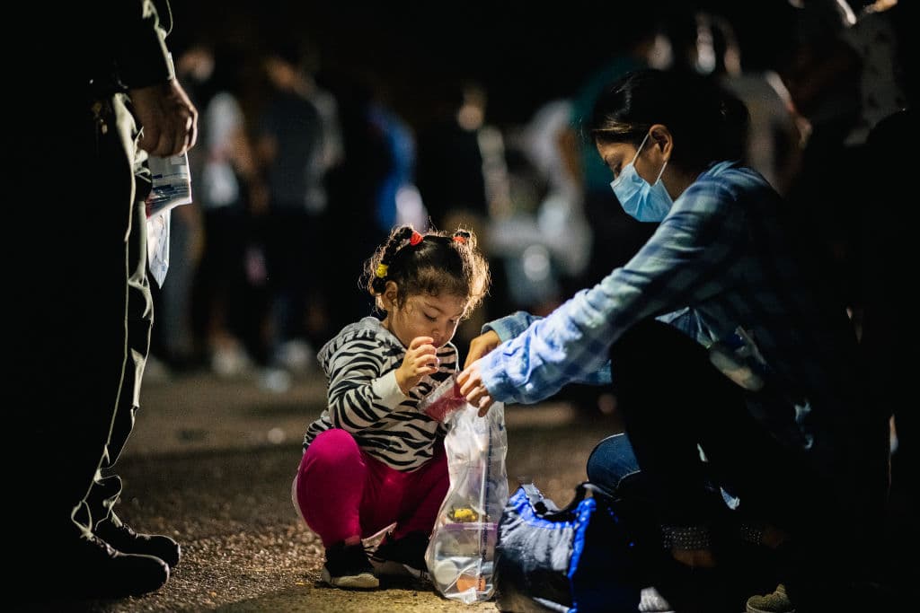 Tras aumento de detenidos, ICE dice que no encarcelará a embarazadas ni madres lactantes