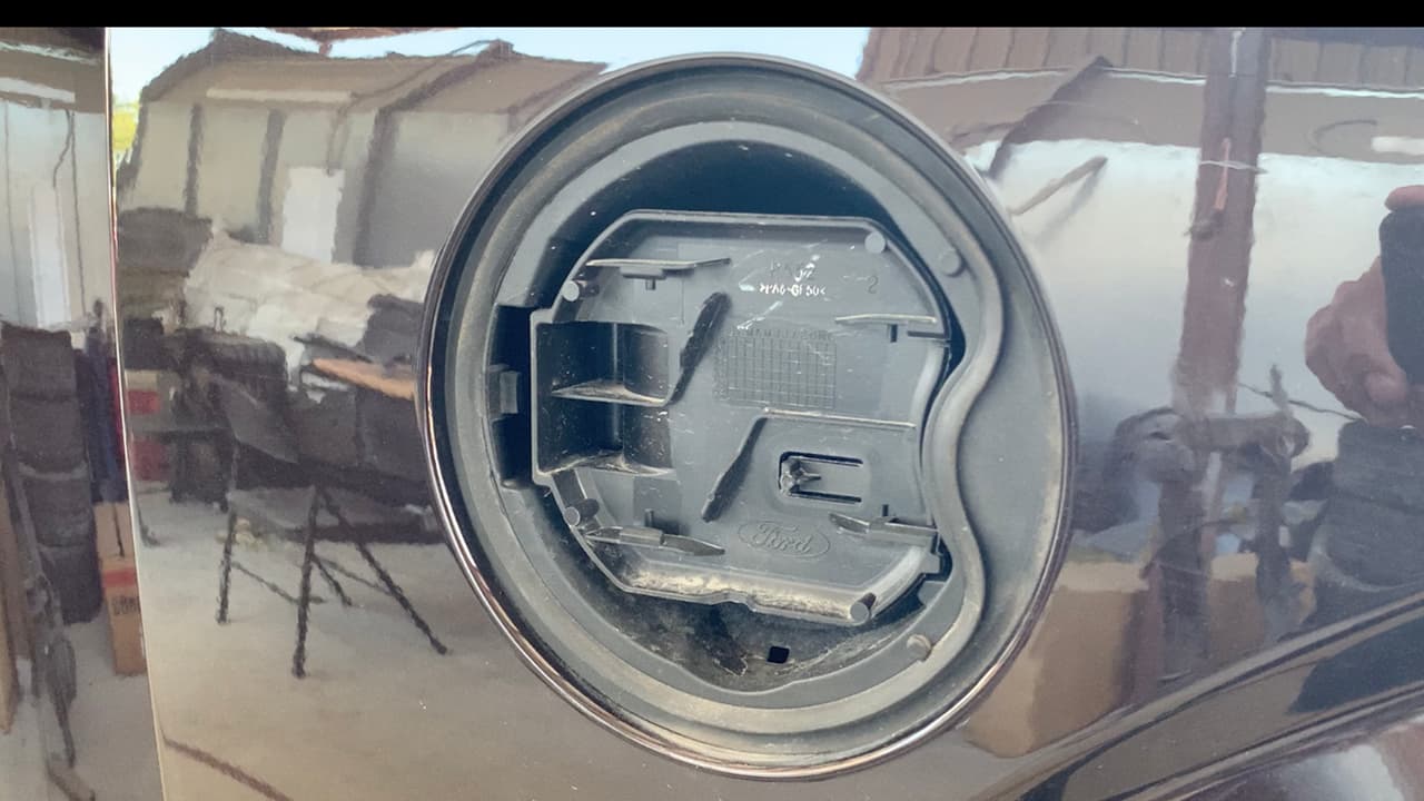 De hecho, Castor recomienda que si está por comprar un carro, preguntar por los que tienen candado para poder abrir las pequeñas puertas del conducto por donde se llenan los tanques.