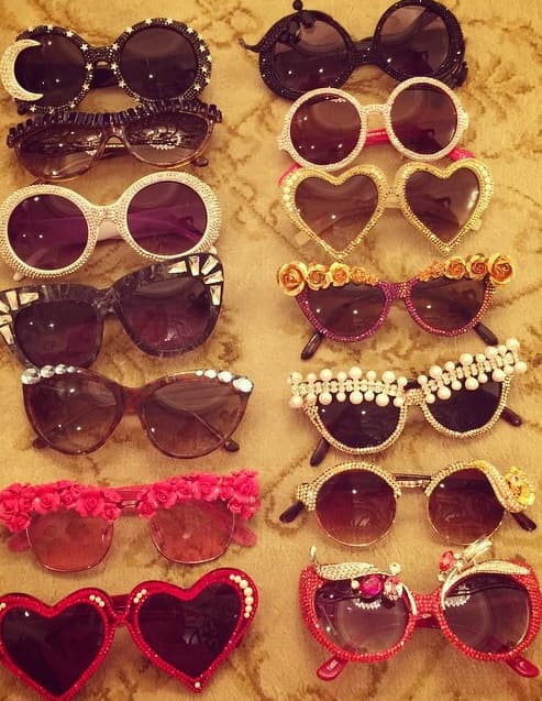 Finalmente nos muestra su extensa y costosa colección de gafas. Tiene de todos colores, con piedras preciosas y hasta bañados en oro.