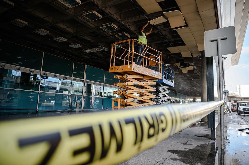 Arreglan los paneles que cayeron del techo del aeropuerto de Ataturk
