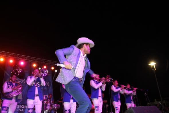 El Dasa revolucionó Phoenix con su voz y carisma, enloqueciendo a miles de fans que los esperaban ansiosas. El chulo causó furor con sus movimientos sexy y desafió seguridad para acercarse y bailar con sus consentidas.