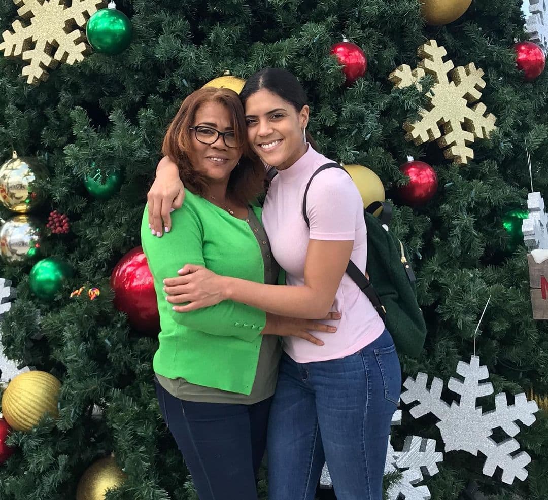 Pueden pasar los años, sin embargo, para su madre, Fran siempre será la niña a quien cuida y protege.