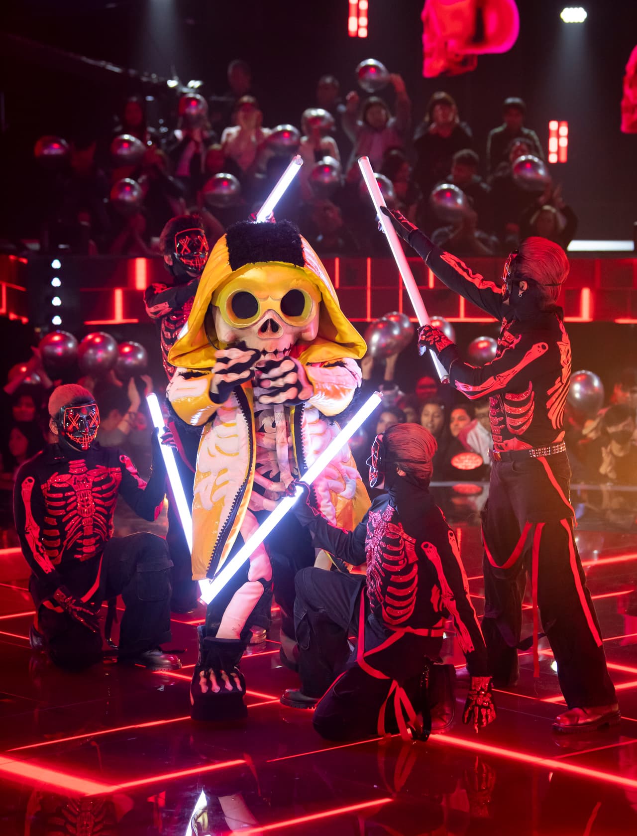 Huesos cantó ‘Traicionera’, de Sebastián Yatra. Juanpa dijo que era Yordi Rosado, Martha se fue por Facundo, Carlos Rivera por Adal Ramones y Yuri apostó por Yurem.