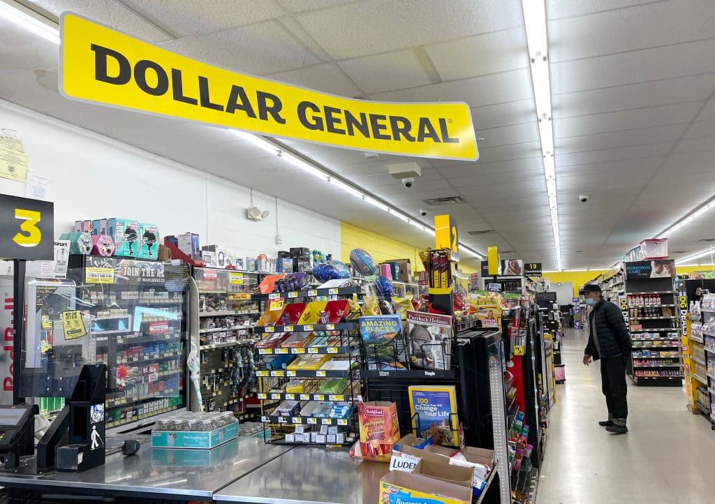 <h2 class="cms-H2-H2">Dollar General</h2>
<br>
<br>
<b>- Acción de Gracias:</b> Los supermercados de Dollar General estarán abiertos el jueves de 7:00 am a 10:00 pm.
<br>
<br>
<b>- Black Friday: </b>El viernes también abrirán y traen descuentos.