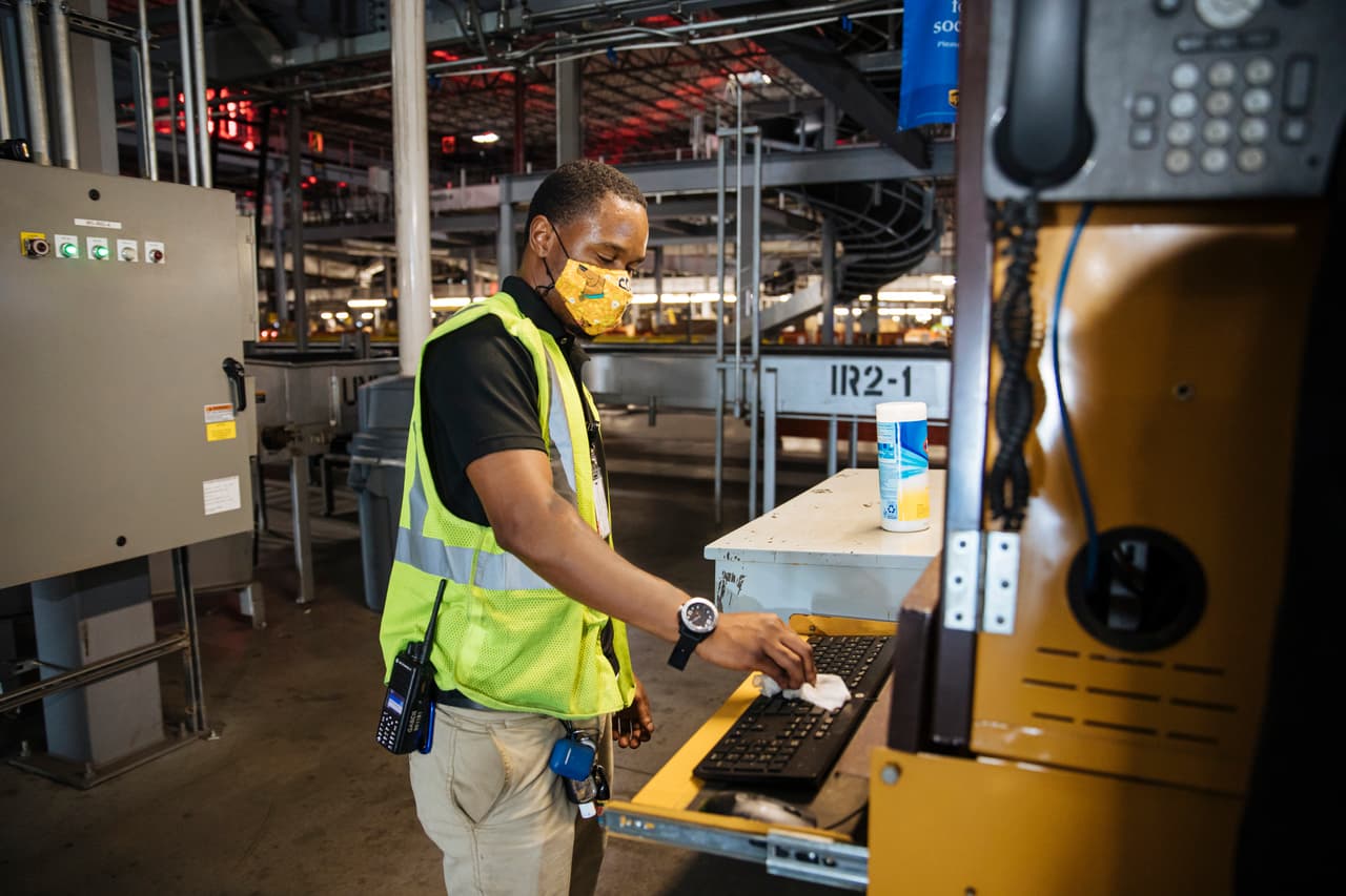 La compañía de carga y entrega de paquetes, mejor conocido como UPS, está contratando en Arizona más de 3,000 empleados para la temporada alta.
<br>