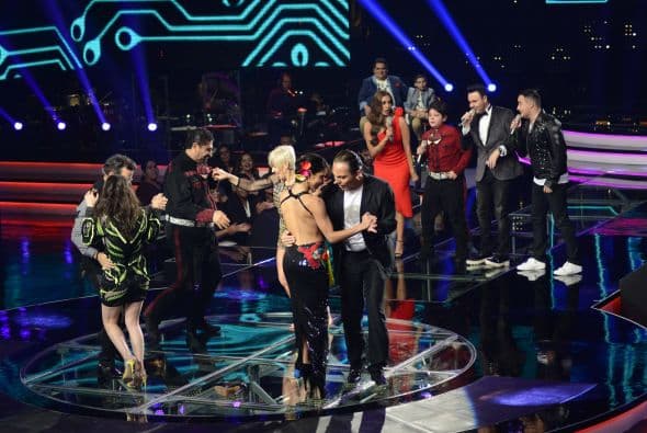 Los jueces subieron al escenario para darnos una clase de baile. Ana Torroja hasta se quitó los zapatos, Cristian Castro enseñó su movimiento de cadera a María León, Espinoza Paz bailó pegadito con Paty Cantú y Pee Wee se movió con candela.