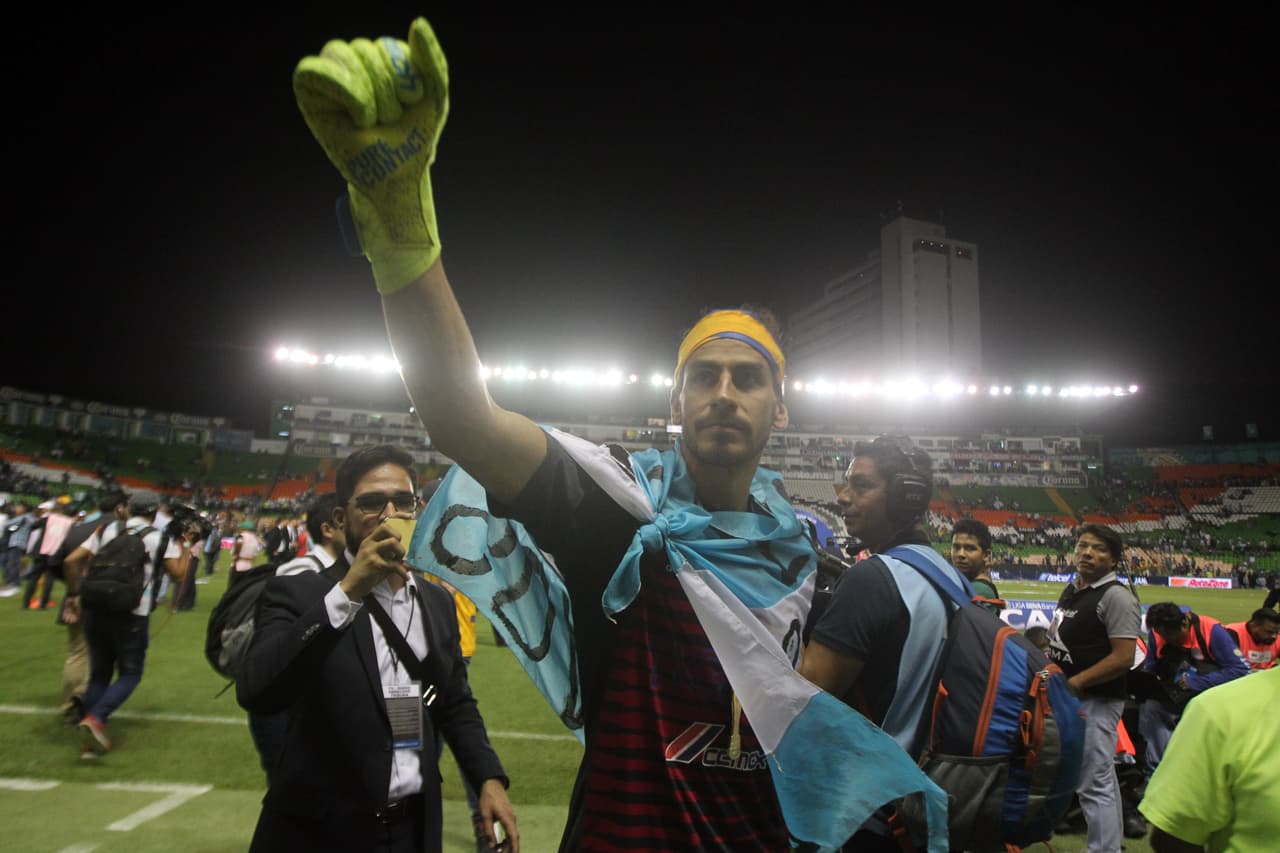 ¡Tigres se proclama Campeón del fútbol mexicano! Los felinos regiomontanos cosecharon su séptimo título de la Liga MX y se cuelan, aunque muchos se sigan negando a aceptarlo, entre los grandes del balompié azteca. Luego de superar en una Final de un solo gol a los Esmeraldas del León, así se dieron los festejos de los Tigres en patio ajeno, imágenes para el recuerdo y que hay que darse un tiempo para echarles un ojo, sobre todo la fiel afición de los felinos regios.