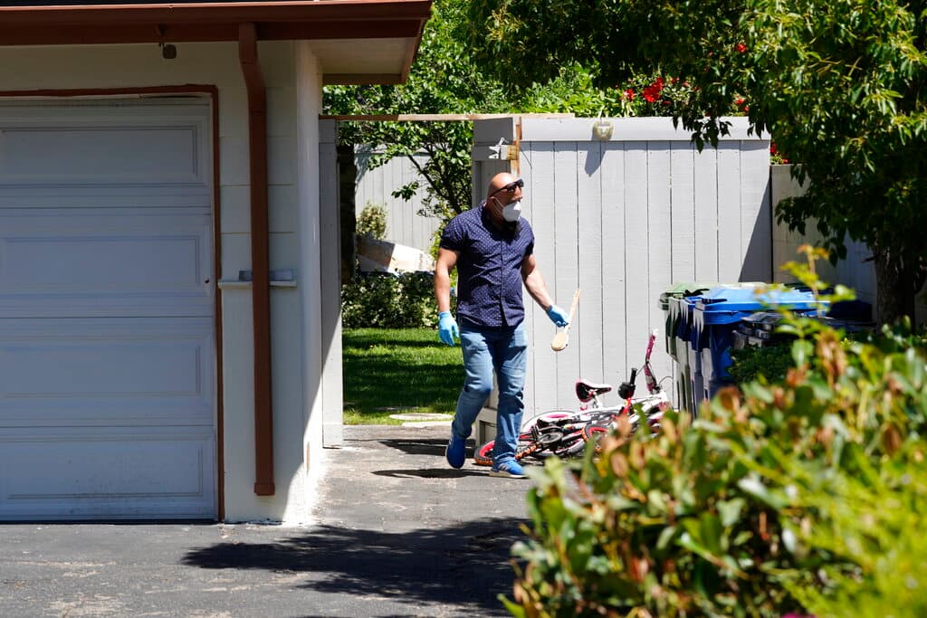 La 
<a href="https://www.univision.com/local/los-angeles-kmex/angela-flores-asesinato-hijos-natalie-flores-kevin-nathan-yanez">identidad de las víctimas</a> fue confirmada por las autoridades como 
<b>Nathan Yanez</b> de 8 años, 
<b>Kevin Yanez</b> de 10 años y 
<b>Natalie Flores</b> de 12 años. Los dos jóvenes asistían a la escuela Ivy Charter, la cual emitió un comunicado este lunes ofreciendo a los estudiantes consejeros de crisis para atenderlos en el campus.