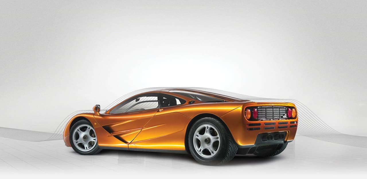 El McLaren F1 dominó los años '90 con un motor V12 de 6.0 litros y 635 caballos de fuerza y cuenta con la distinción de haber sido el auto más rápido del siglo XX. EL F1 acelera de 0 a 60 mph en 3.2 segundos, y alcanza una 
<b>velocidad máxima de 242 millas por hora</b>.