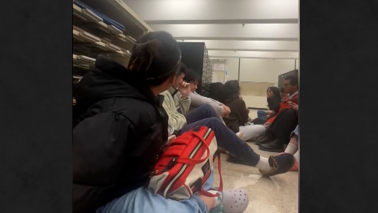 El momento en que la policía encuentra a un grupo de estudiantes escondidos del tirador
