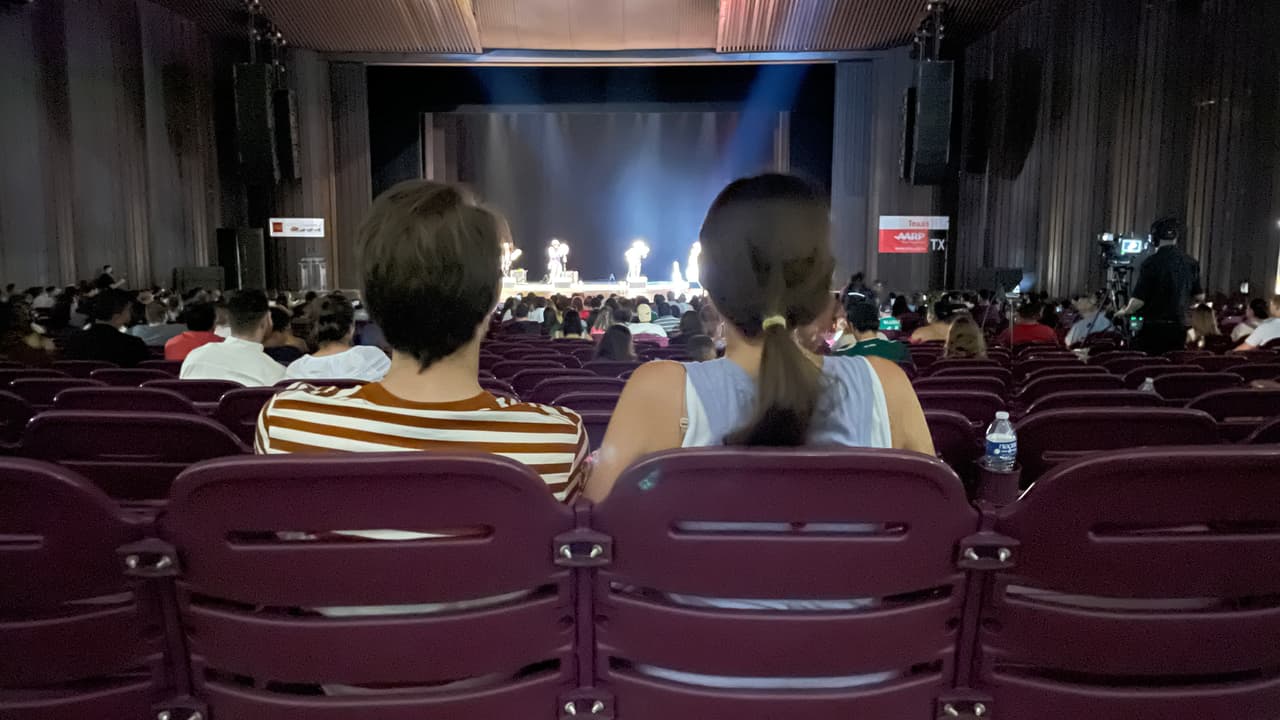 El grupo Cambalache, se presentó en el evento para entretener a la audiencia con su “son jarocho” de estilo tradicional.