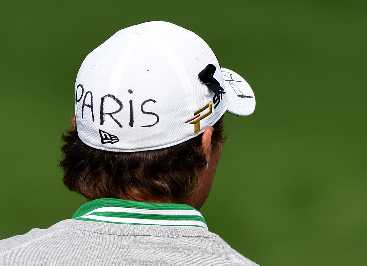 Benjamin Hebert lució una gorra con el mensaje "Recen por París".