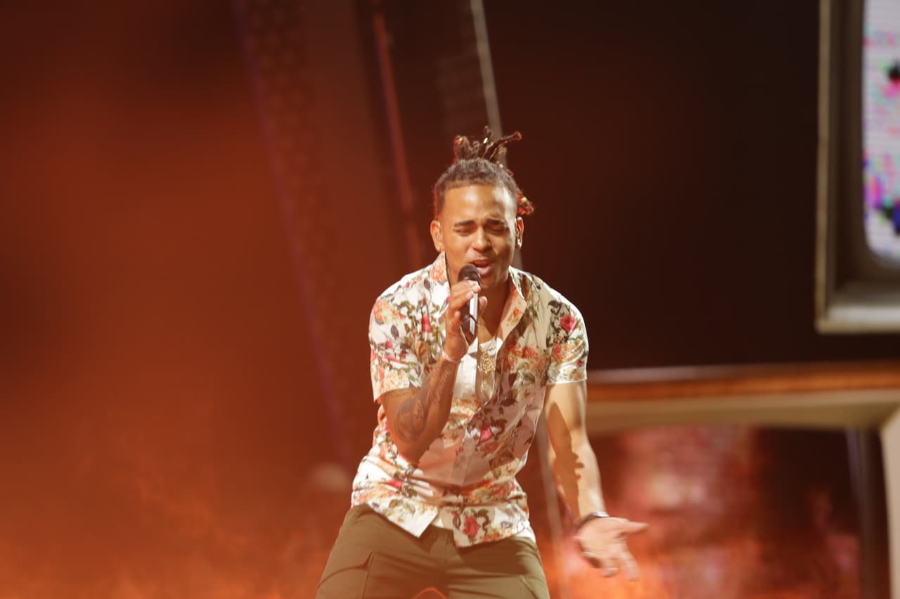 Este joven promesa del reggaeton inició su carrera musical en 2014, cuando firmó un contrato de grabación y empezó a publicar sus canciones a través de la plataforma de Youtube.