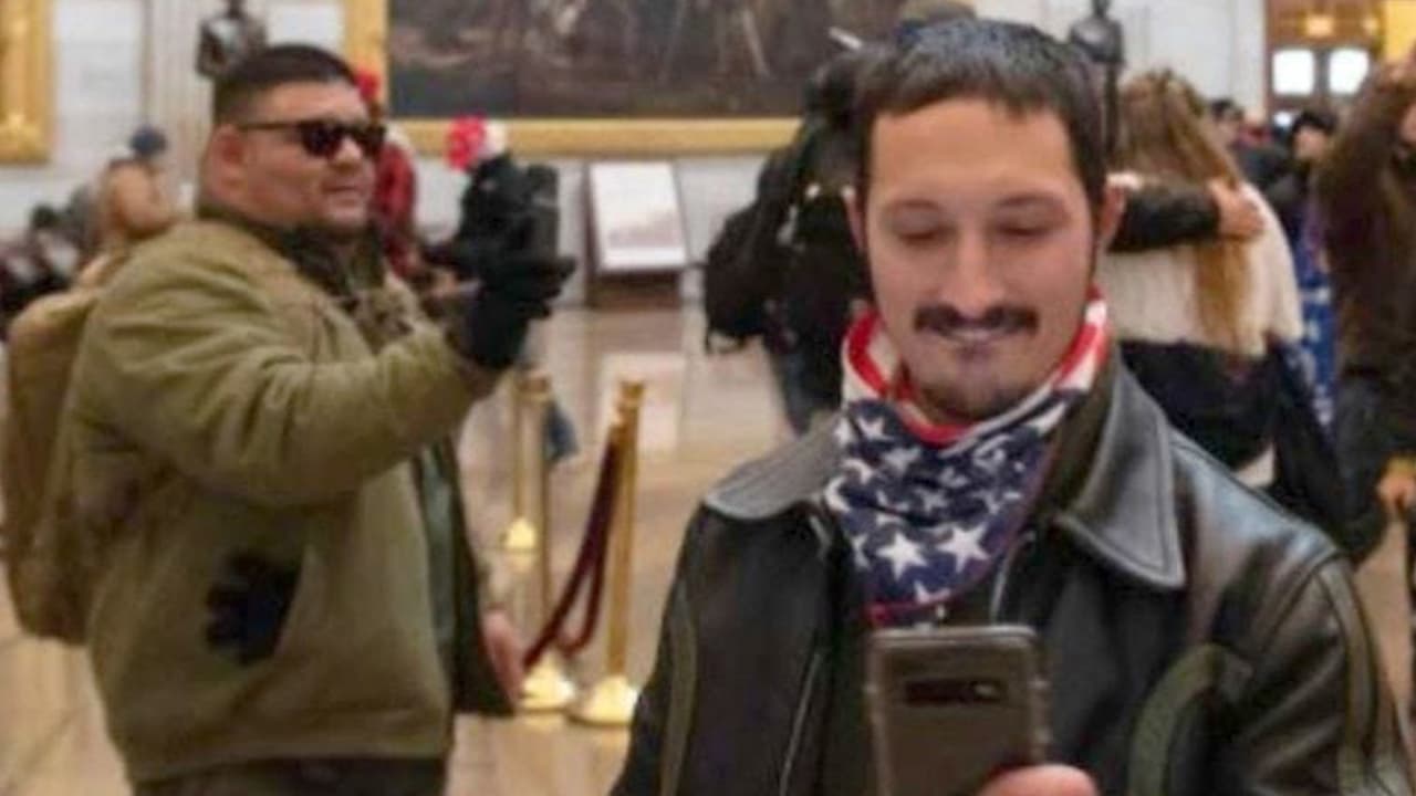 Empleado público de Nueva York es identificado como uno de los manifestantes que asaltó el Capitolio