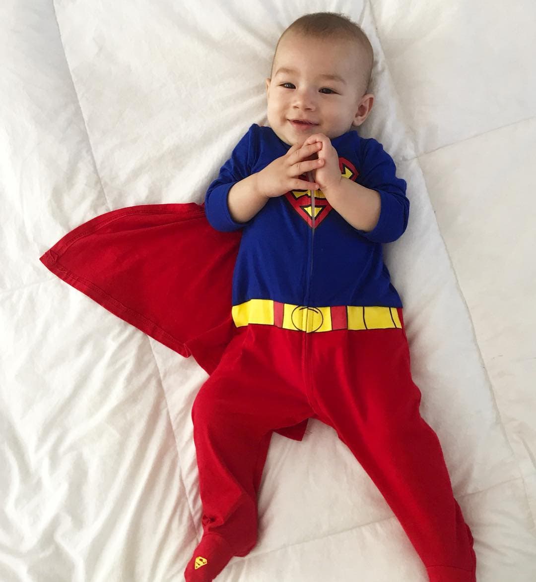 Qué tal con su traje de Superman, el pequeño Tacher está listo para salvar al mundo.