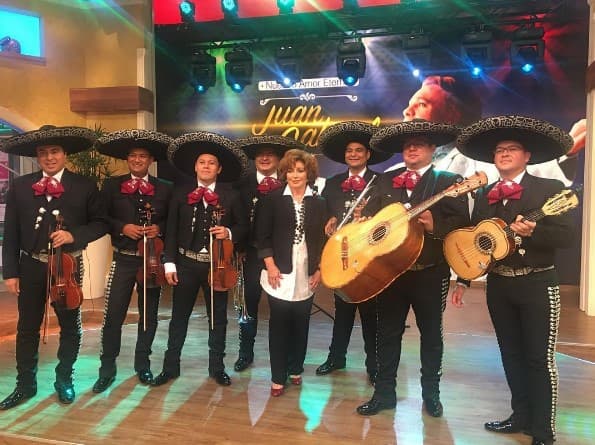 Acompañada con mariachis hicimos un emotivo recorrido musical.