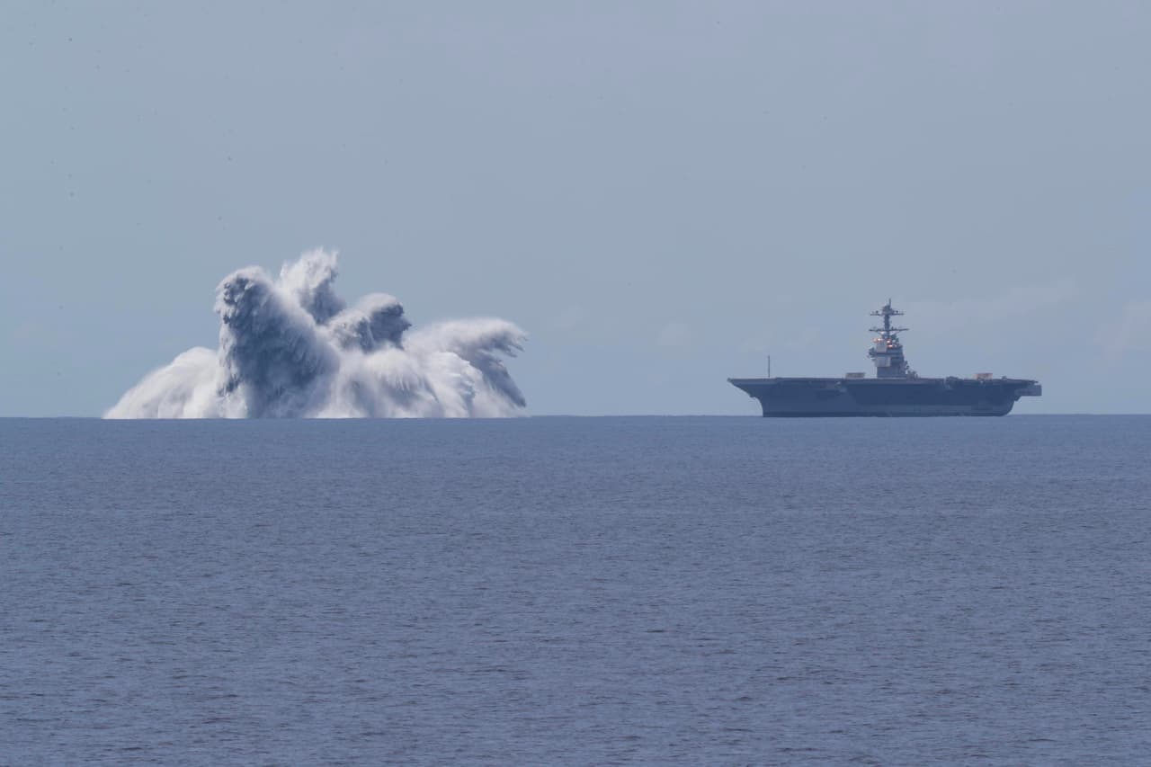 El USS Gerald R. Ford (CVN 78) es el portaaviones más nuevo y avanzado de la Armada estadounidense. En abril el buque concluyó un período de 18 meses de pruebas posteriores a la entrega, durante el cual la tripulación completó todas las pruebas requeridas, 
<a href="https://www.navy.mil/Press-Office/Press-Releases/display-pressreleases/Article/2663444/uss-gerald-r-ford-cvn-78-completes-first-full-ship-shock-trial-event/" target="_blank">realizó las mejoras y el mantenimiento previstos antes de lo previsto</a>, según explica el comunicado.