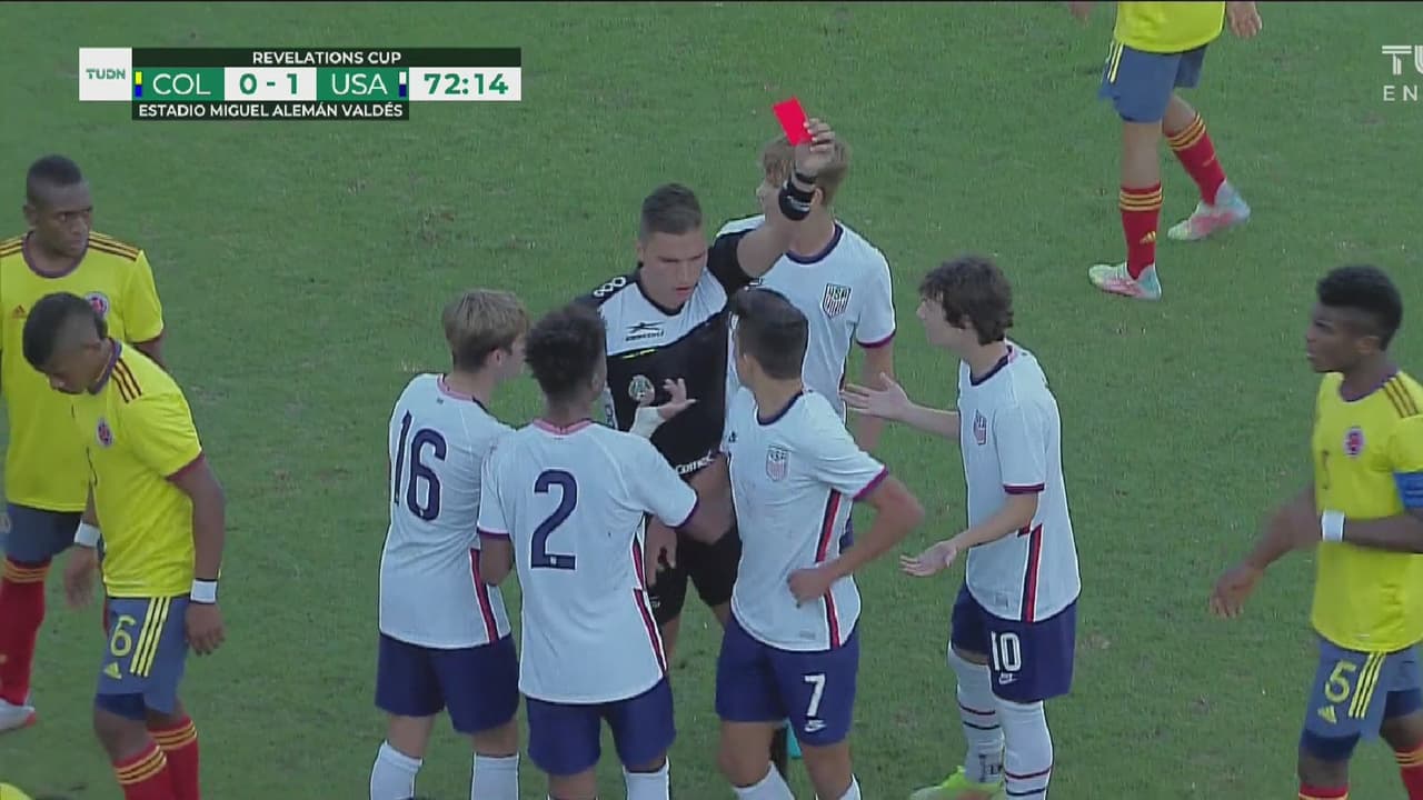 ¡A las regaderas! Quinn Sullivan ve la tarjeta roja tras un patada