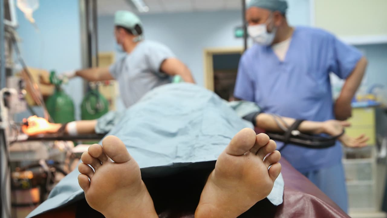 Otra leyenda urbana en hospitales señala que varios pacientes que se sometieron a operaraciones quirúrgicas ¡estuvieron conscientes durante todo el proceso! Si bien dicen que la anestesia logró paralizar sus cuerpos y hacer que no sintieran dolor, los pacientes podían ver y escuchar todo lo que pasaba a su alrededor, generándoles un temor que aumentaba ante la imposibilidad de moverse o emitir sonido.