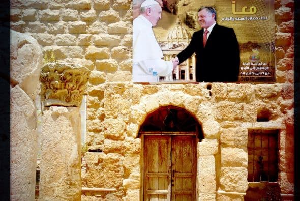 En Jordania instalaron vallas para saludar la visita del Papa Francisco.