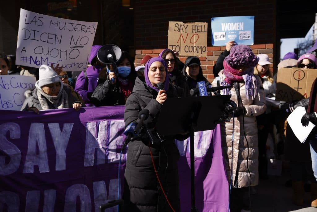 Diversas organizaciones han condenando la candidatura, calificándola como "un insulto a todas las víctimas de acoso sexual" y "un intento de blanquear un historial de abuso de poder". Los grupos afirman que permitir que Cuomo regrese a un cargo público enviaría un mensaje peligroso sobre la responsabilidad de los funcionarios públicos.