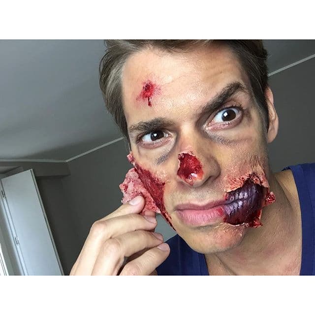 Tras aparentar un accidente, ¡se tomó una selfie convertido en temible zombie!